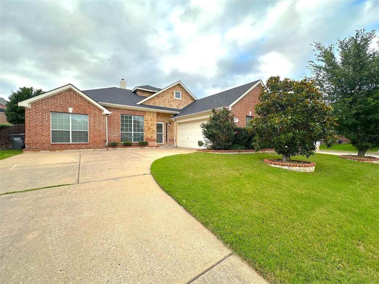 1579 Poets Way - Photo 2 of 34