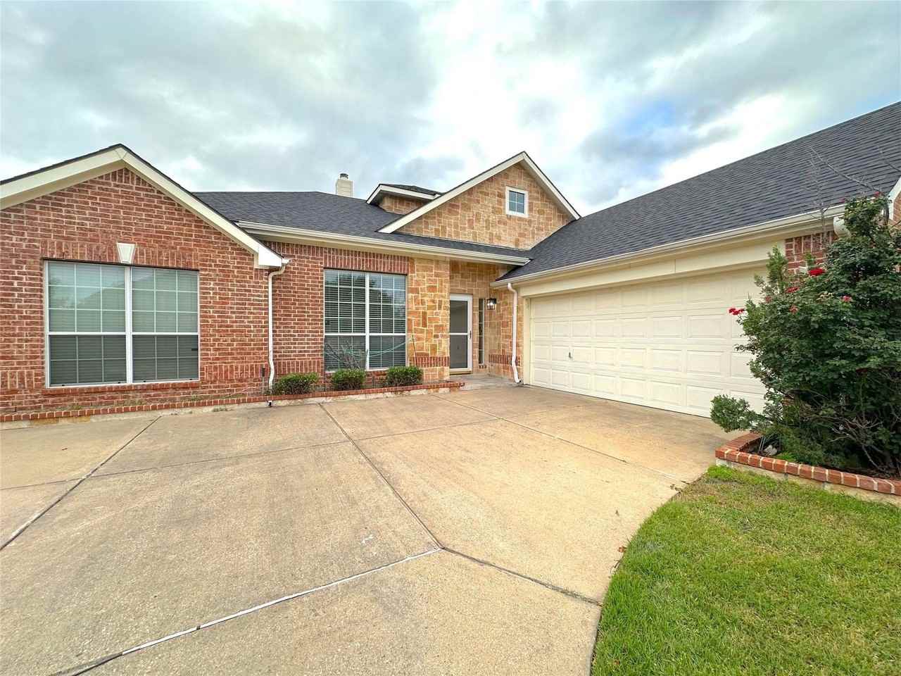 1579 Poets Way - Photo 3 of 34