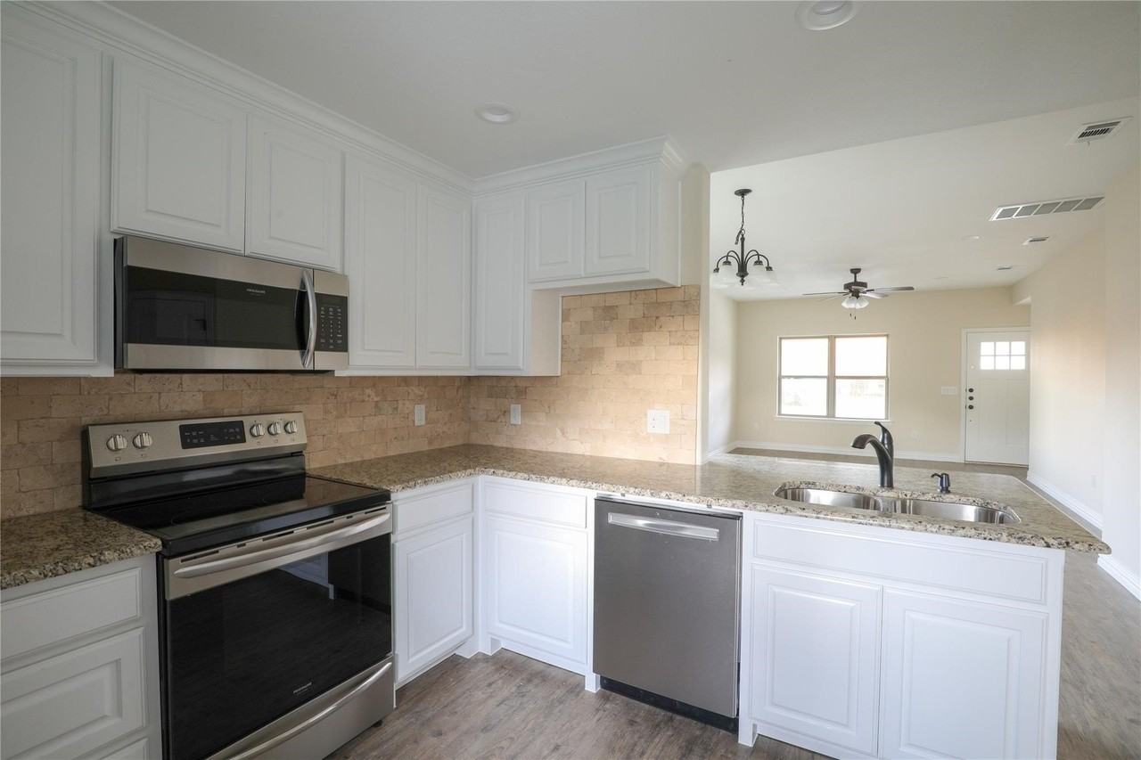 901 N Barrett Ave - Photo 4 of 15