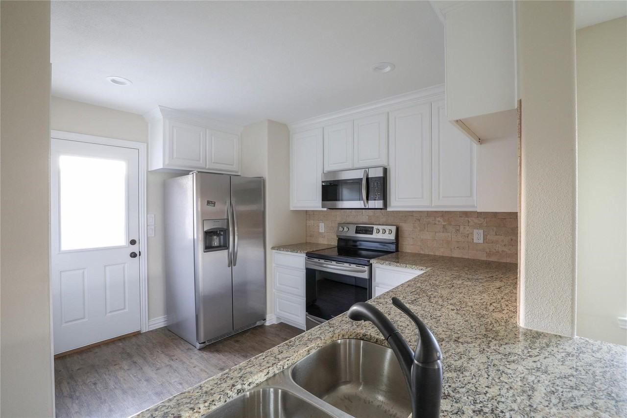 901 N Barrett Ave - Photo 5 of 15