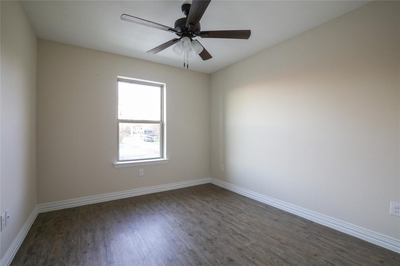 901 N Barrett Ave - Photo 6 of 15