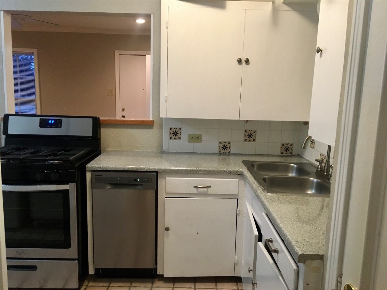 5104 N Hall St - Photo 3 of 6