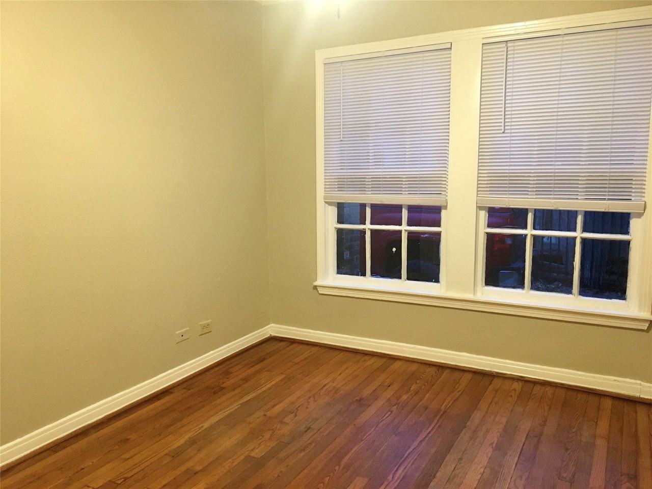 5104 N Hall St - Photo 4 of 6