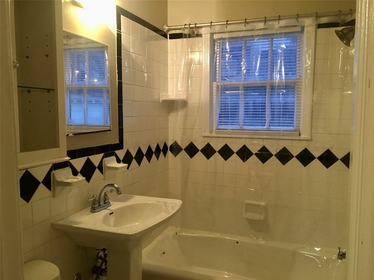 5104 N Hall St - Photo 5 of 6