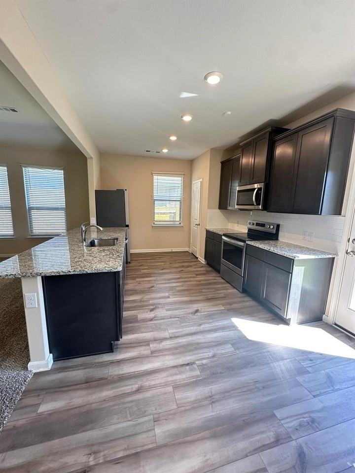 1707 Cotton Blossom Ln - Photo 4 of 31