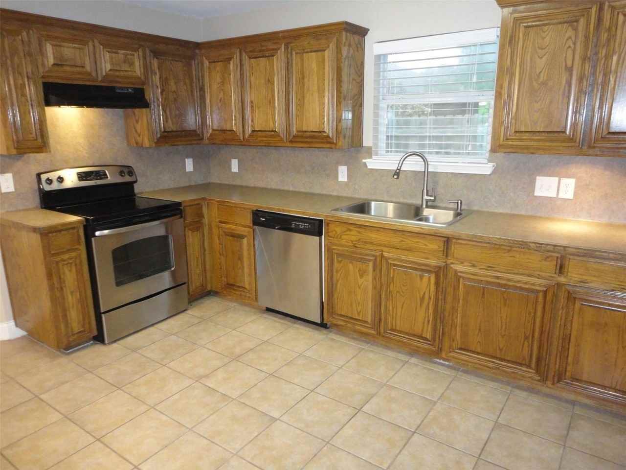 316 Hacienda Dr - Photo 2 of 28