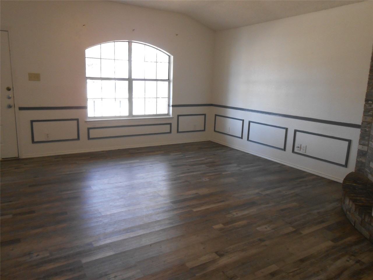 6936 Laurelhill Ct N - Photo 3 of 14