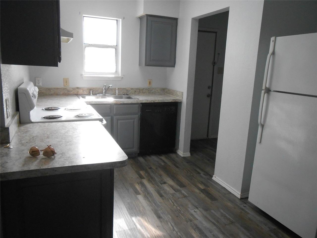 6936 Laurelhill Ct N - Photo 4 of 14