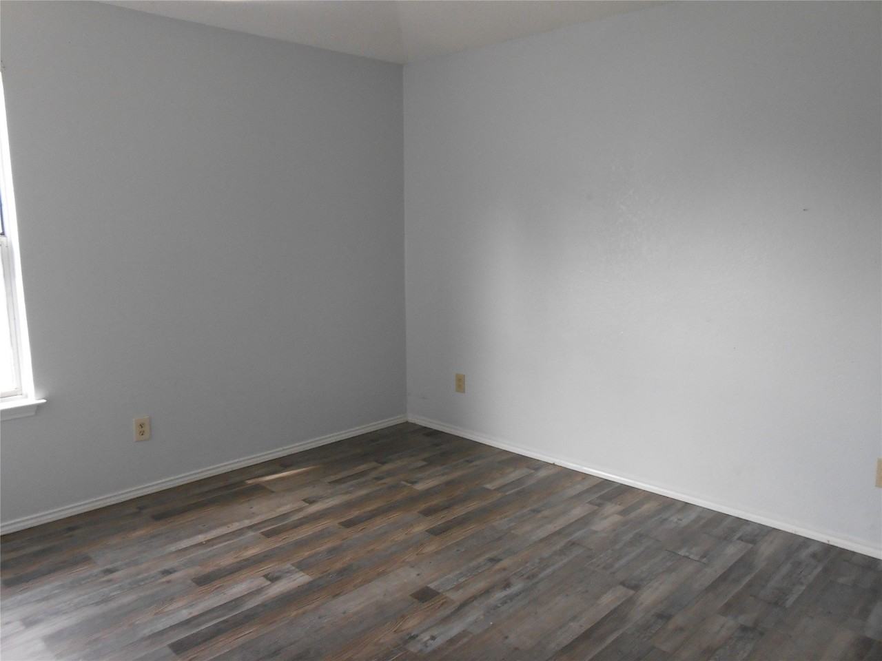6936 Laurelhill Ct N - Photo 5 of 14