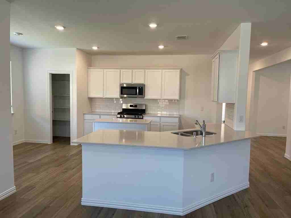 1115 Mahogany Ln - Photo 3 of 22