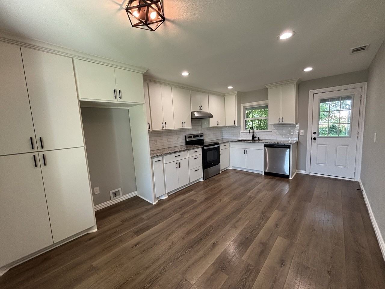 113 W Mount Vernon St - Photo 3 of 15