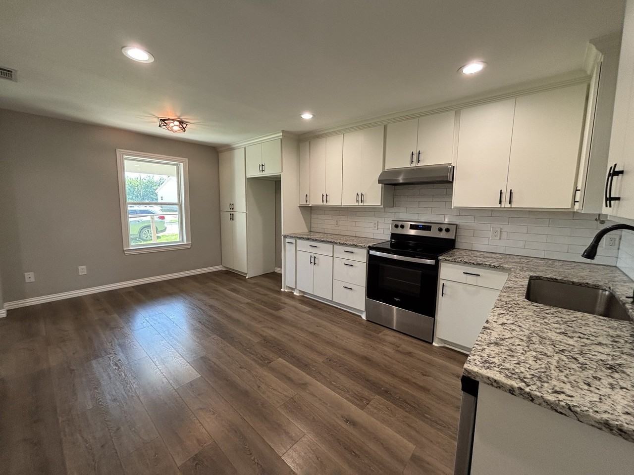 113 W Mount Vernon St - Photo 4 of 15