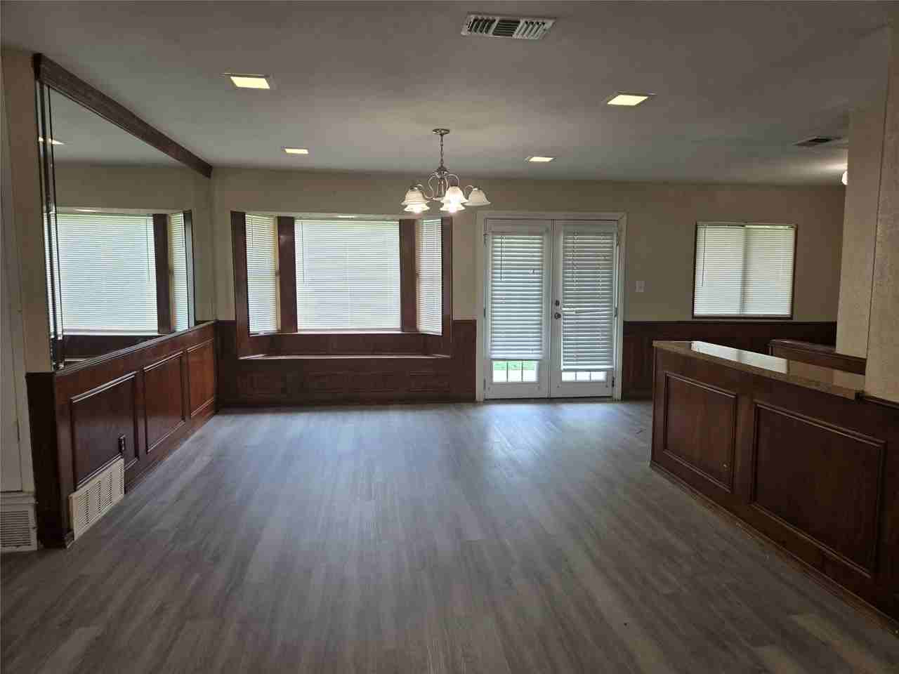 502 Moonlight Dr - Photo 3 of 9
