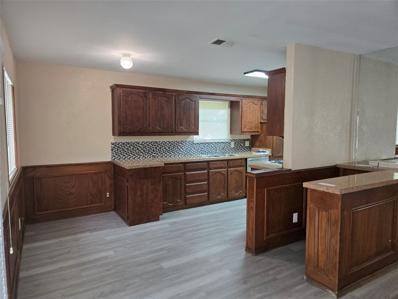502 Moonlight Dr - Photo 4 of 9