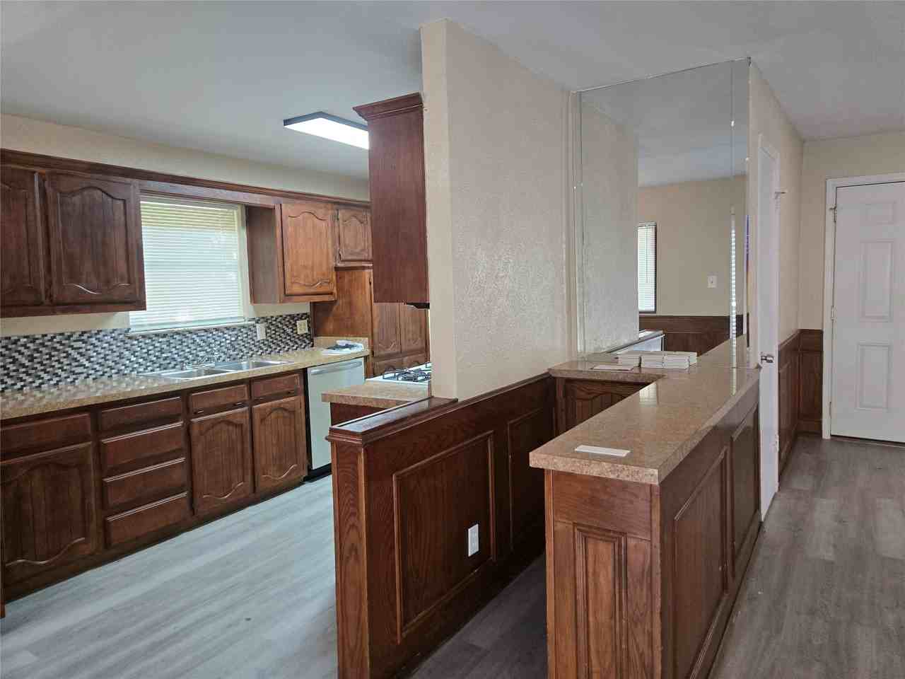 502 Moonlight Dr - Photo 5 of 9