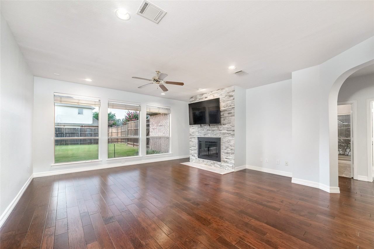 5801 Yeary Rd - Photo 7 of 33
