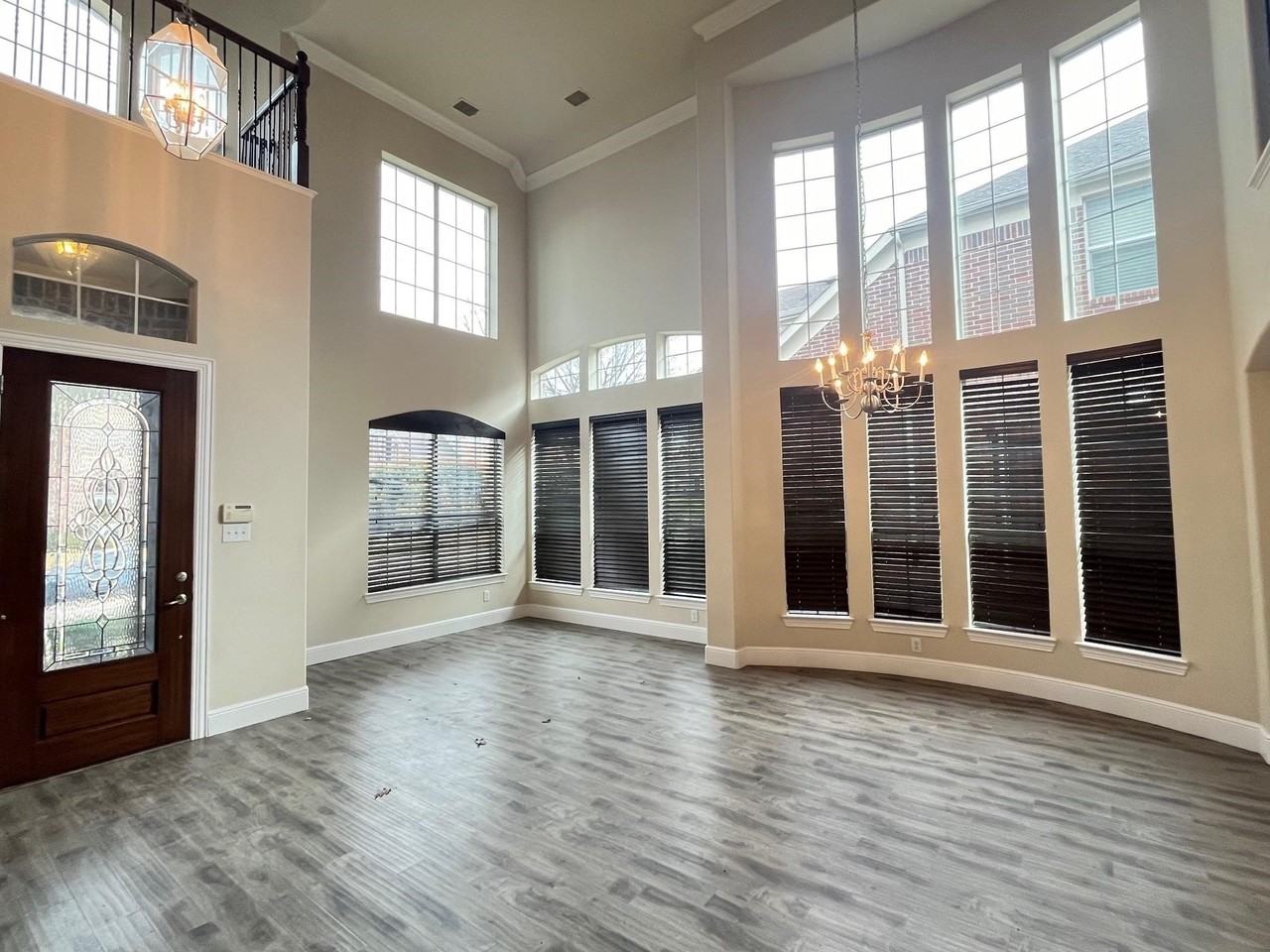 12637 Waltham Dr - Photo 2 of 10
