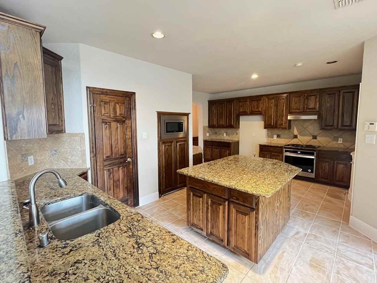 12637 Waltham Dr - Photo 4 of 10