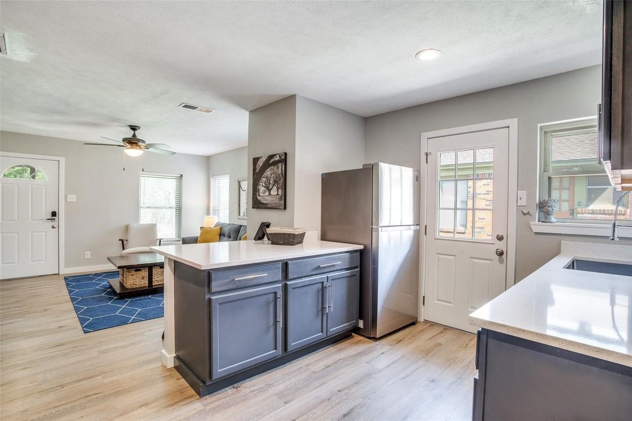 408 N Oak Cliff Blvd - Photo 2 of 6