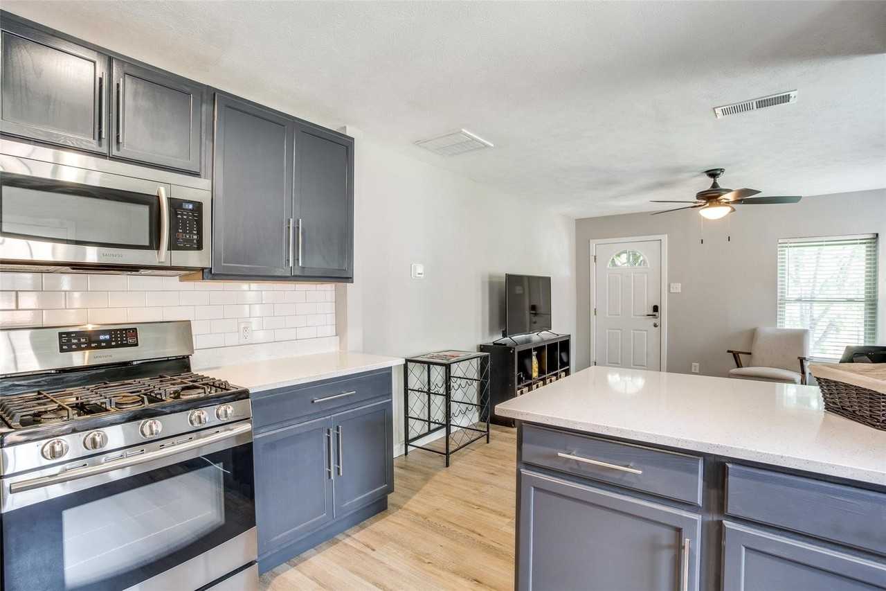 408 N Oak Cliff Blvd - Photo 3 of 6