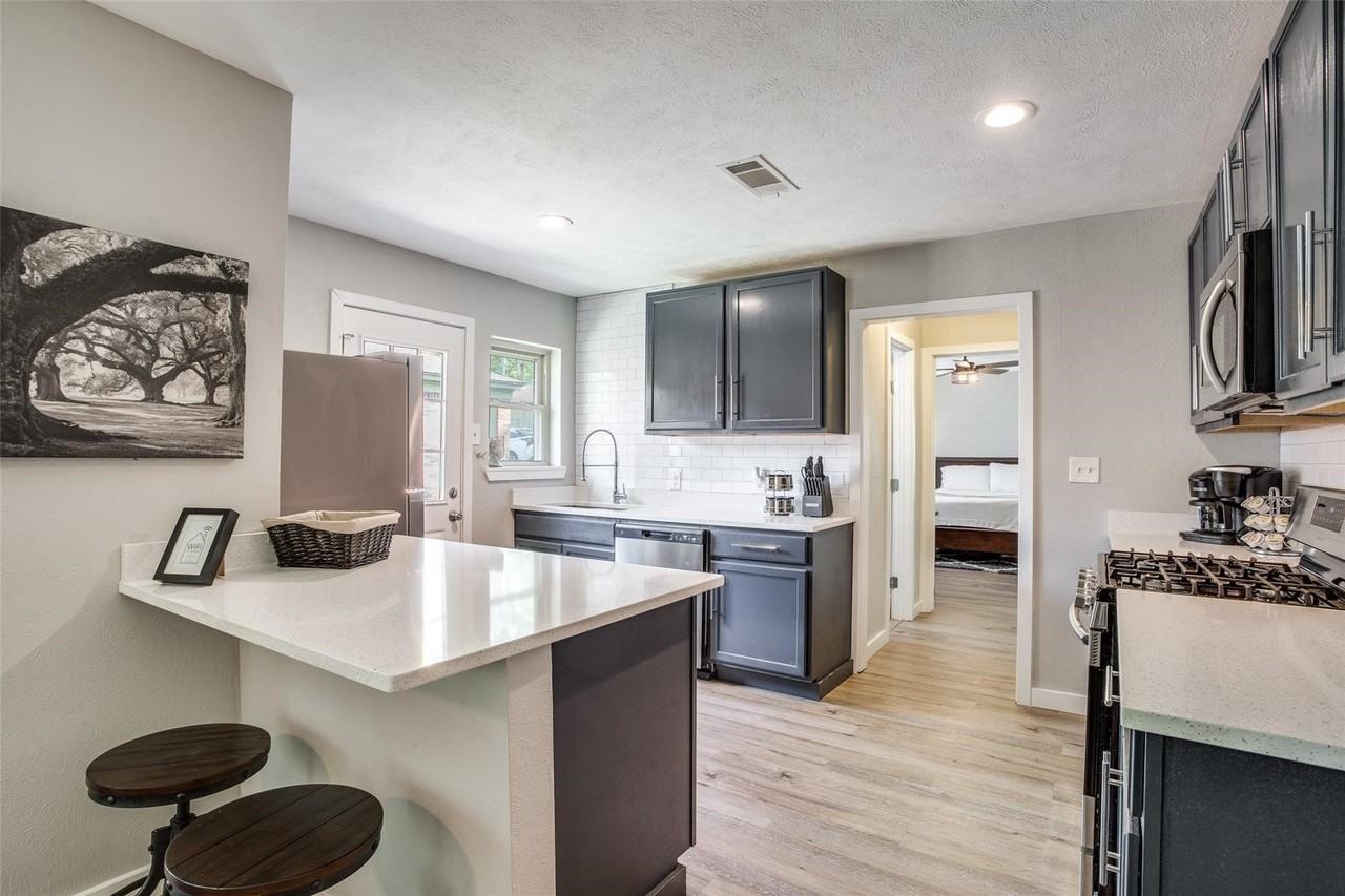 408 N Oak Cliff Blvd - Photo 4 of 6