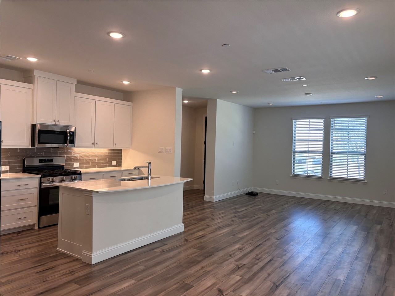 416 4th St - Photo 4 of 25