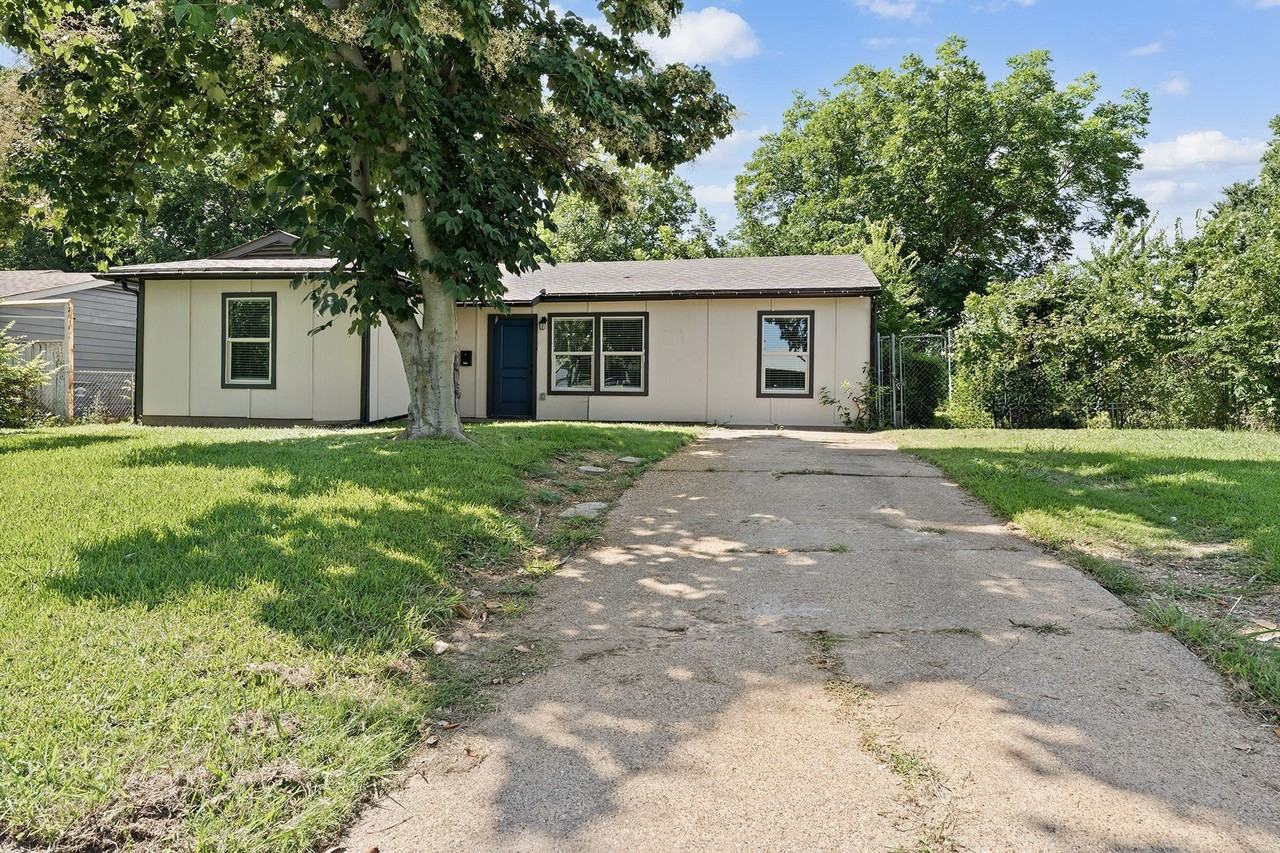 3806 Castle Hills Dr - Photo 3 of 18