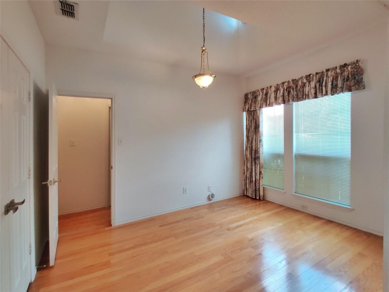 7316 Milton Ln - Photo 5 of 21