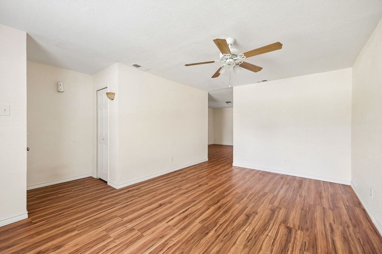 6221 Pine St - Photo 2 of 12