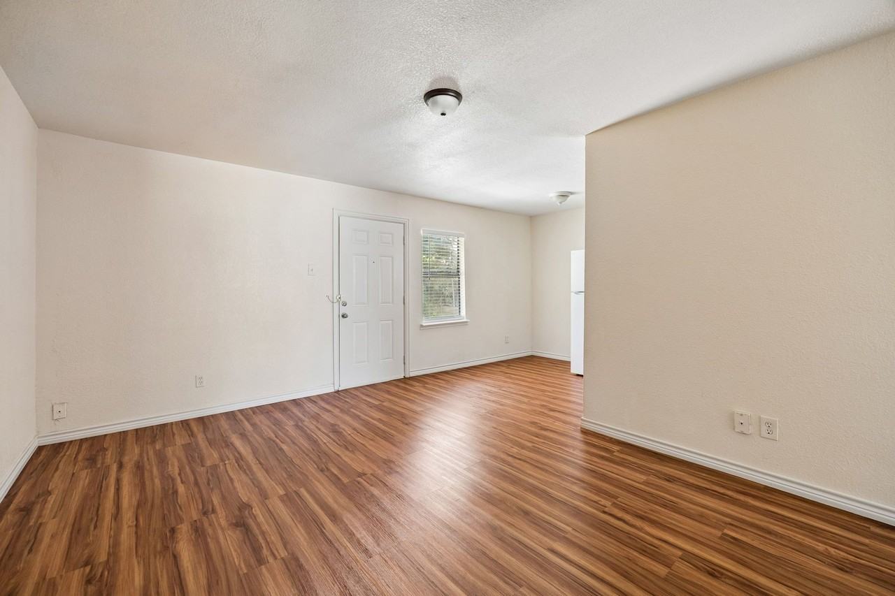 6221 Pine St - Photo 3 of 12