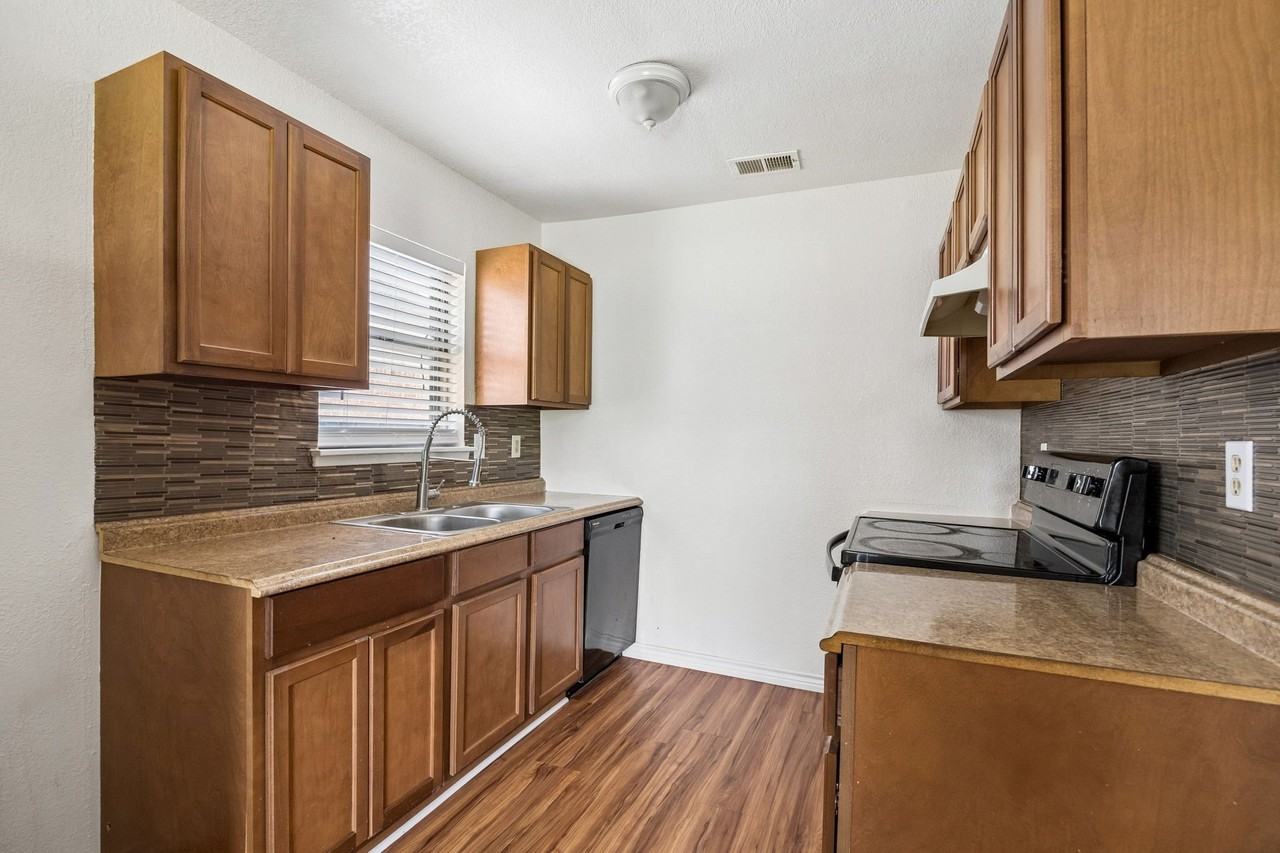 6221 Pine St - Photo 4 of 12
