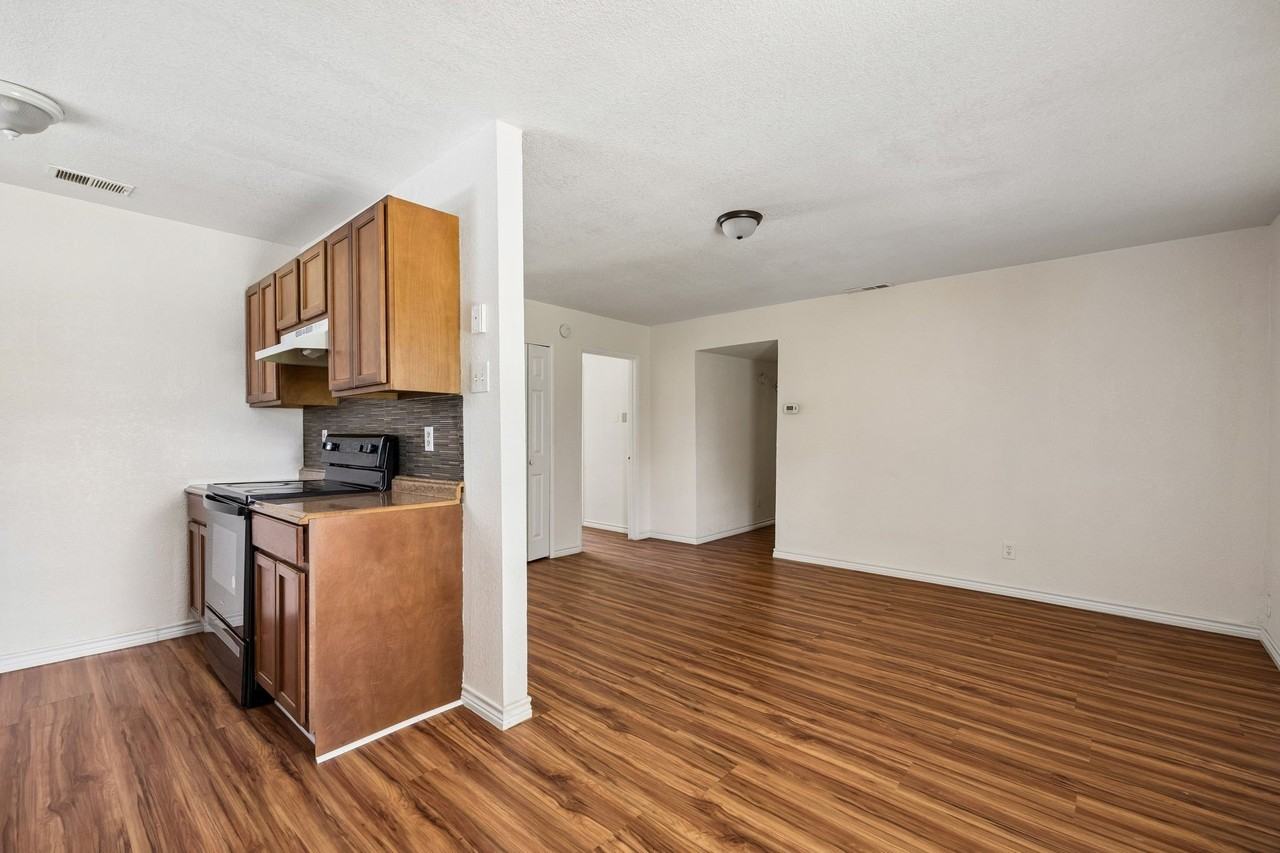 6221 Pine St - Photo 5 of 12