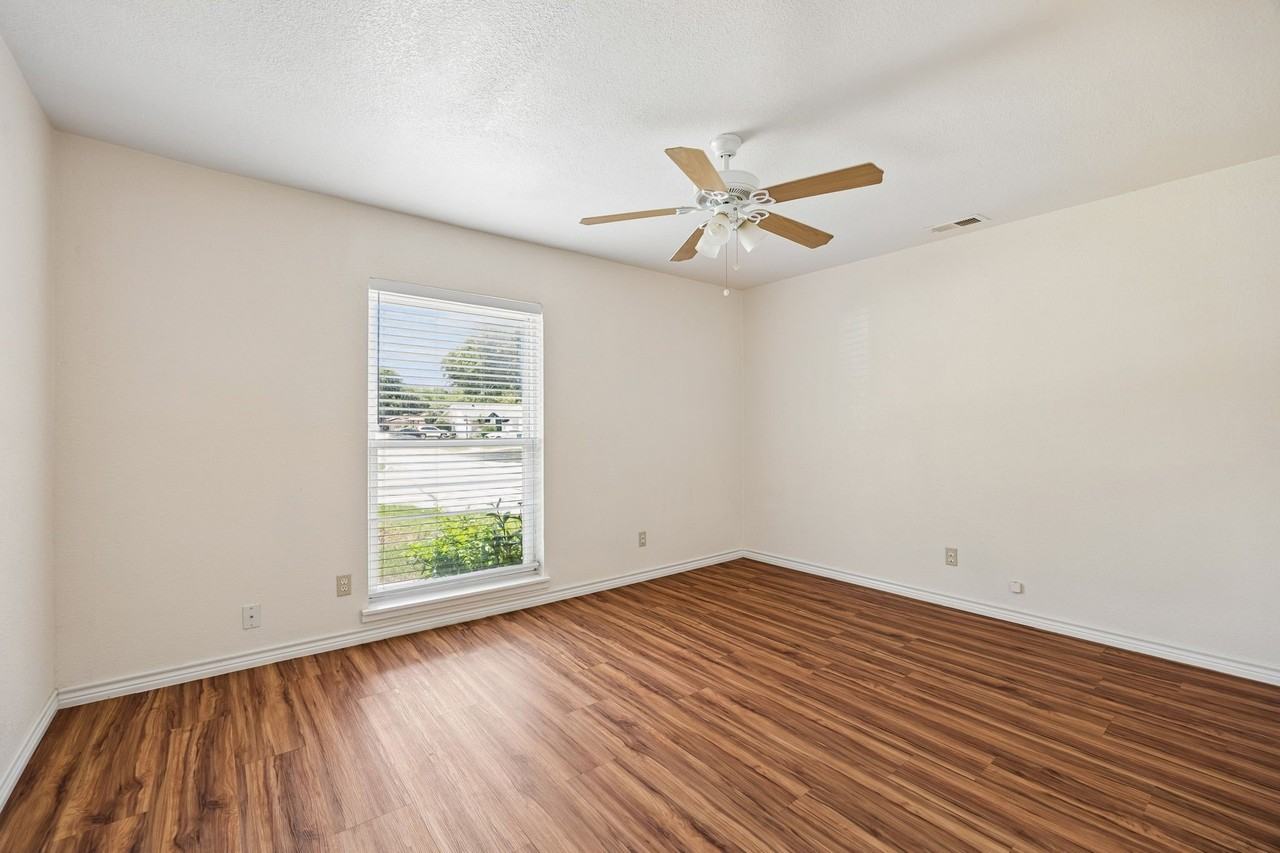 6221 Pine St - Photo 6 of 12