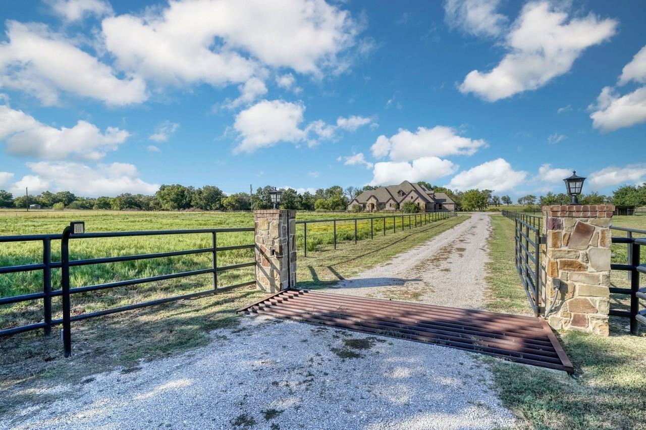 11445 Foutch Rd - Photo 2 of 40