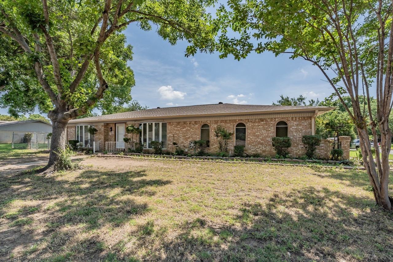 2863 Hitson Ln - Photo 3 of 37