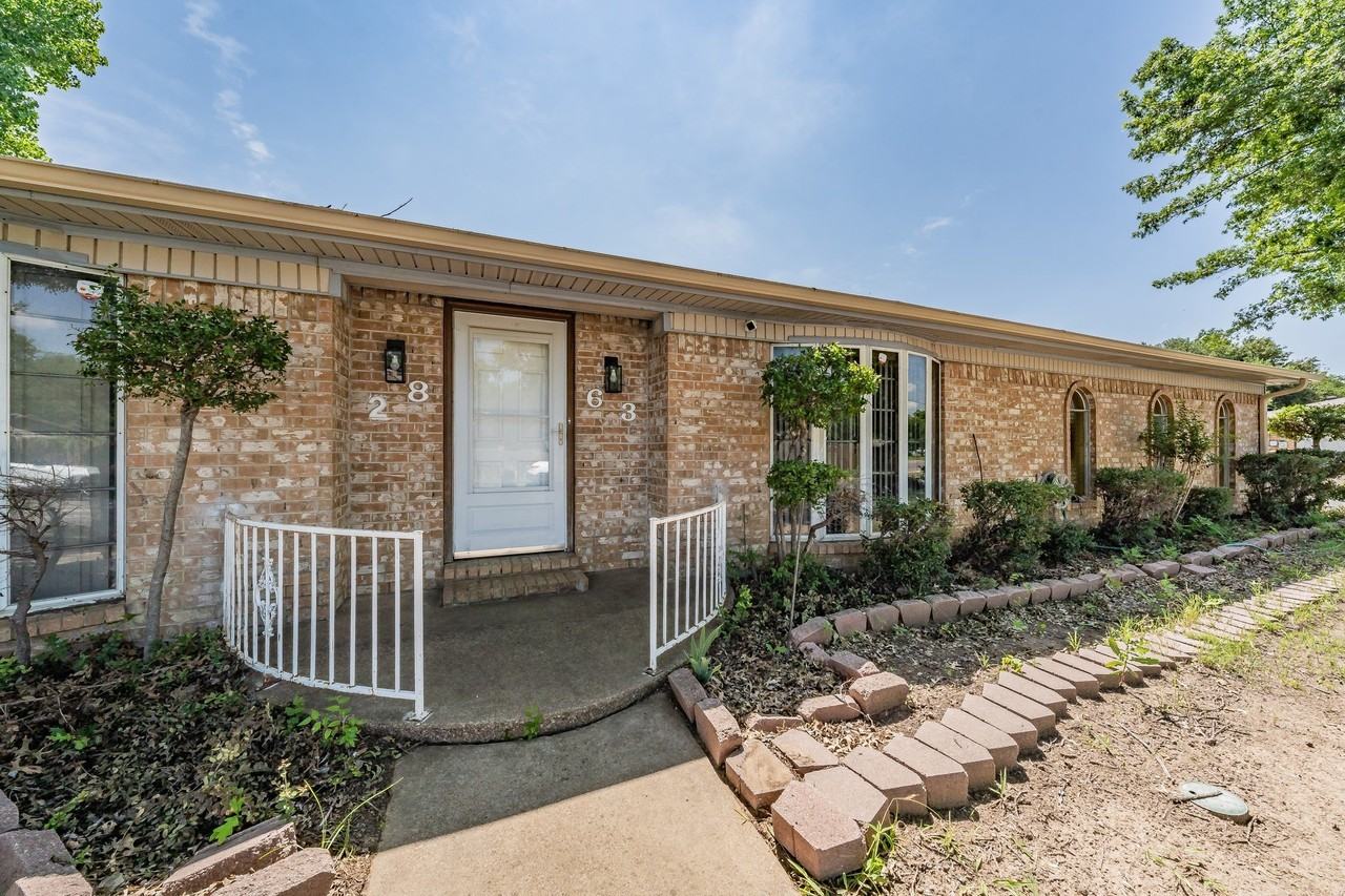 2863 Hitson Ln - Photo 4 of 37