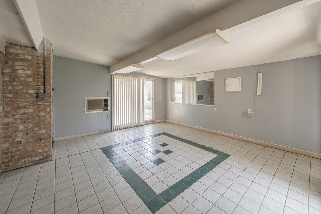 2863 Hitson Ln - Photo 3 of 37
