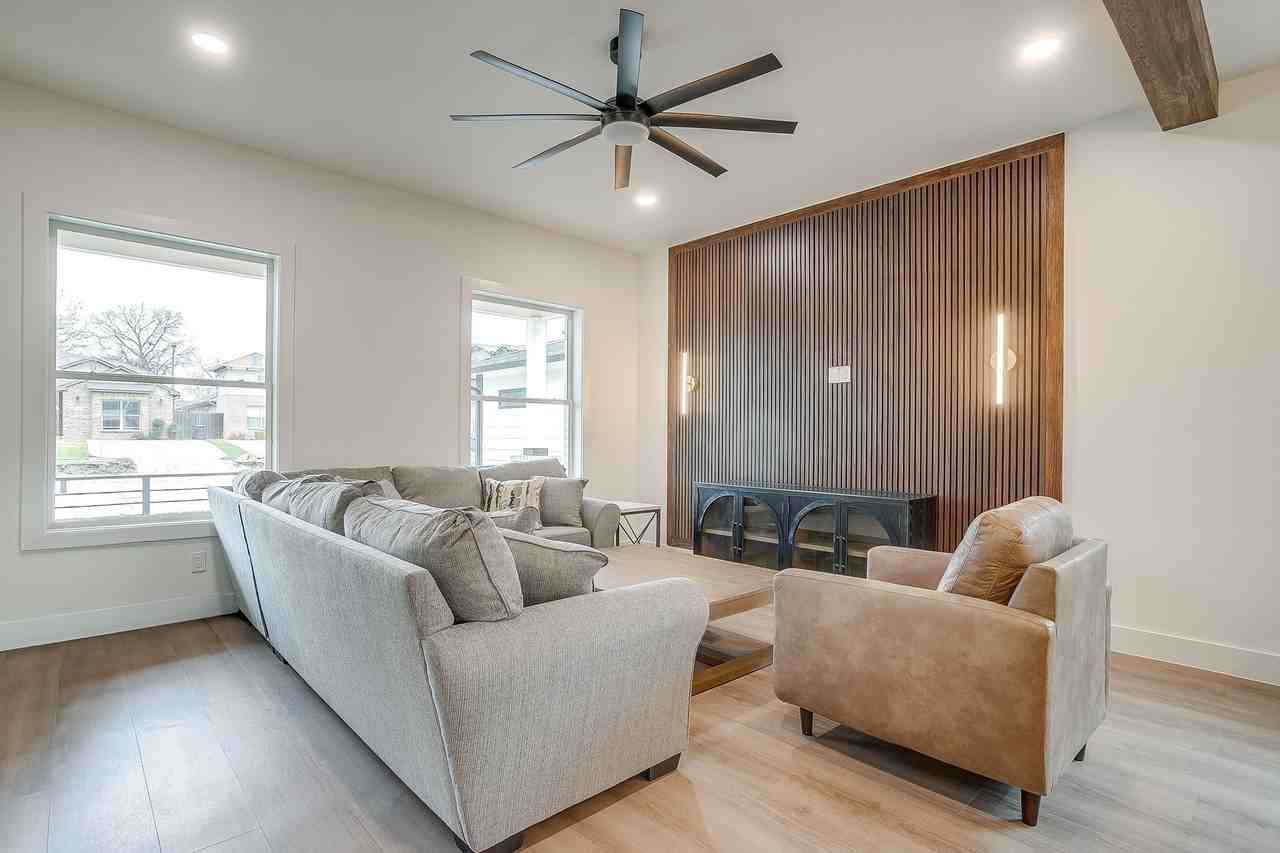 2705 Gordon Ave - Photo 3 of 32
