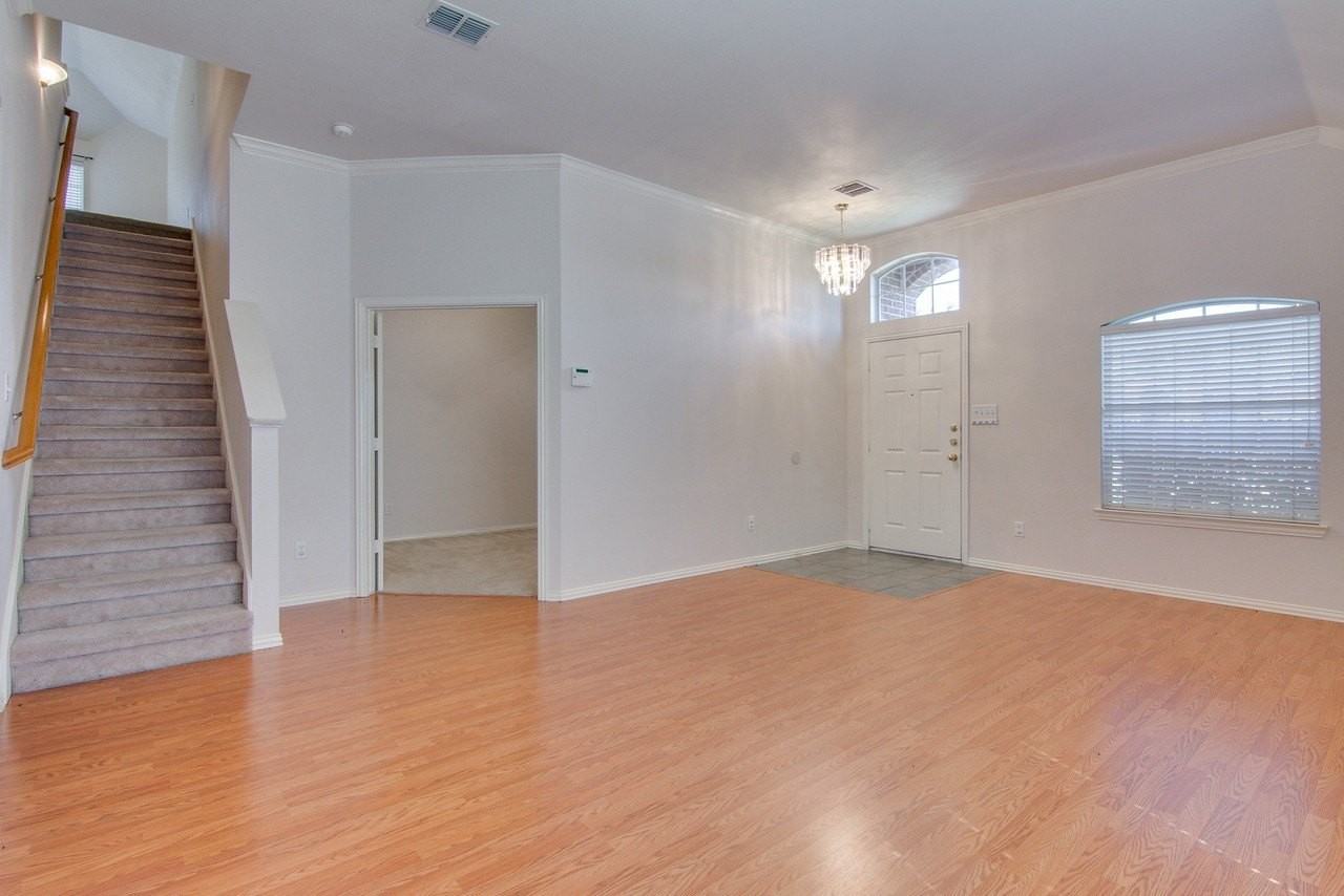 1133 Hillwood Dr - Photo 5 of 26
