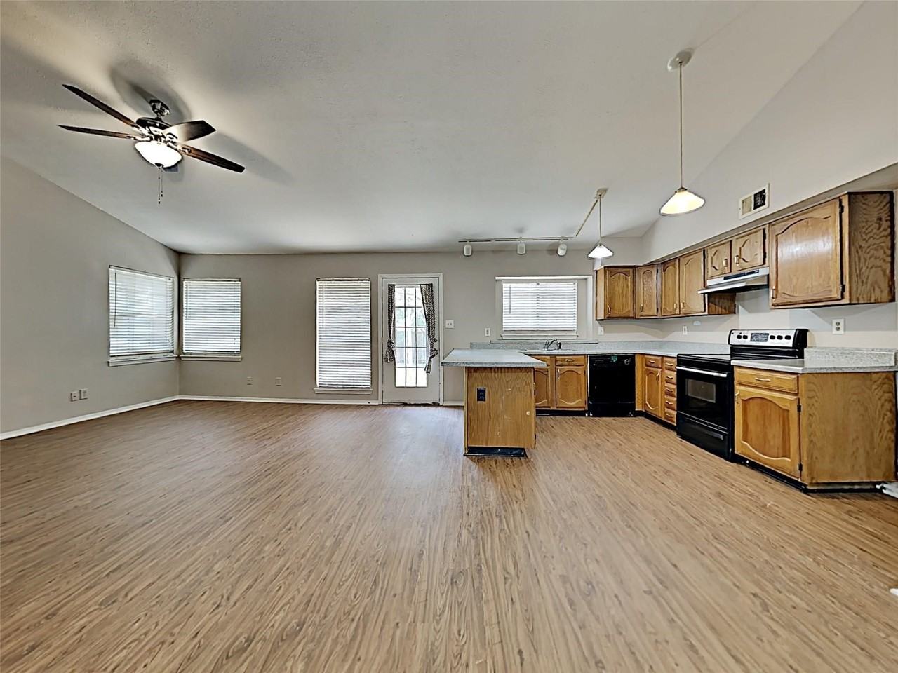 2821 Carnaby Ln - Photo 2 of 10
