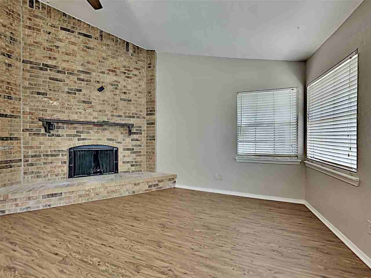 2821 Carnaby Ln - Photo 3 of 10