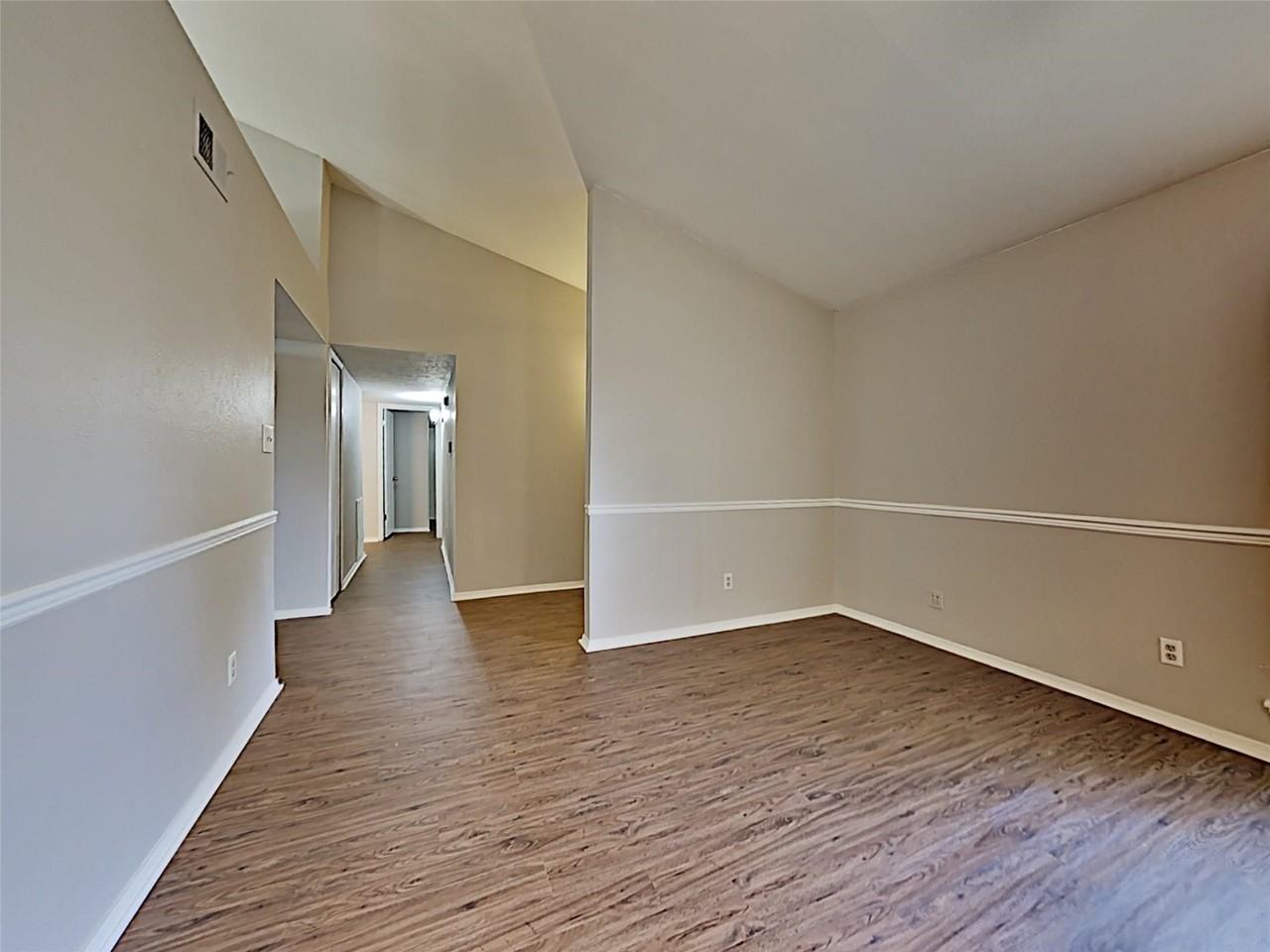 2821 Carnaby Ln - Photo 4 of 10