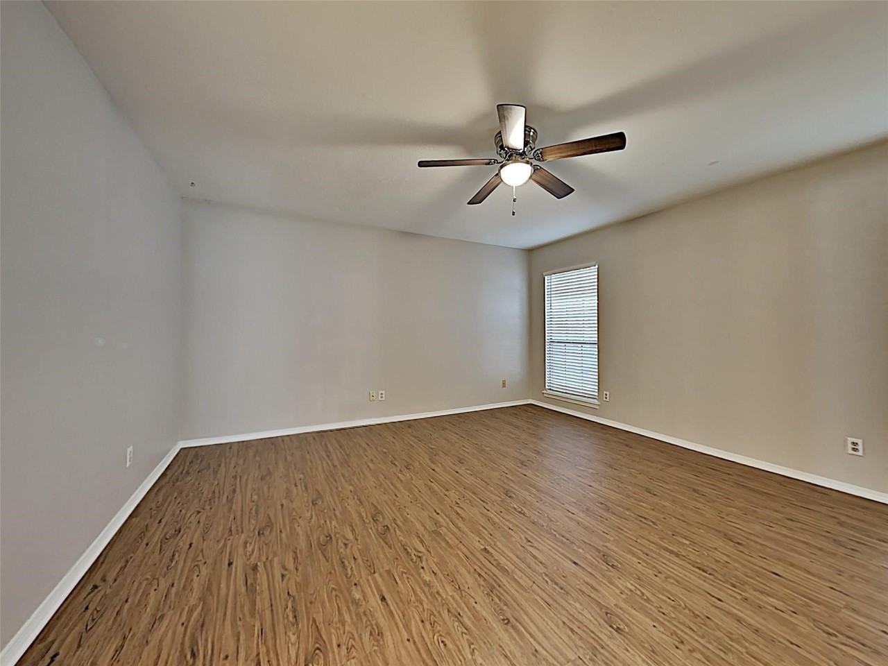 2821 Carnaby Ln - Photo 5 of 10