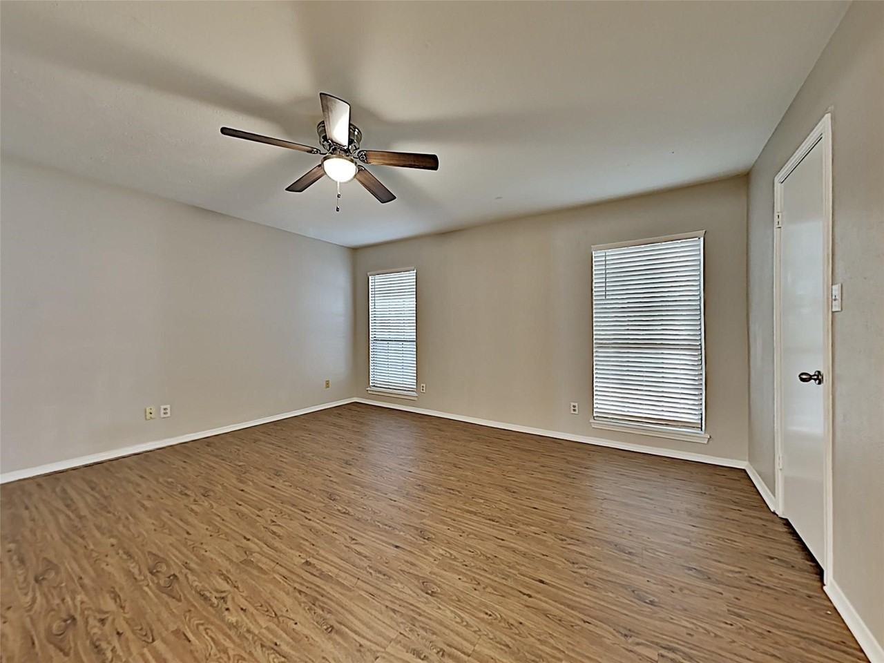 2821 Carnaby Ln - Photo 6 of 10
