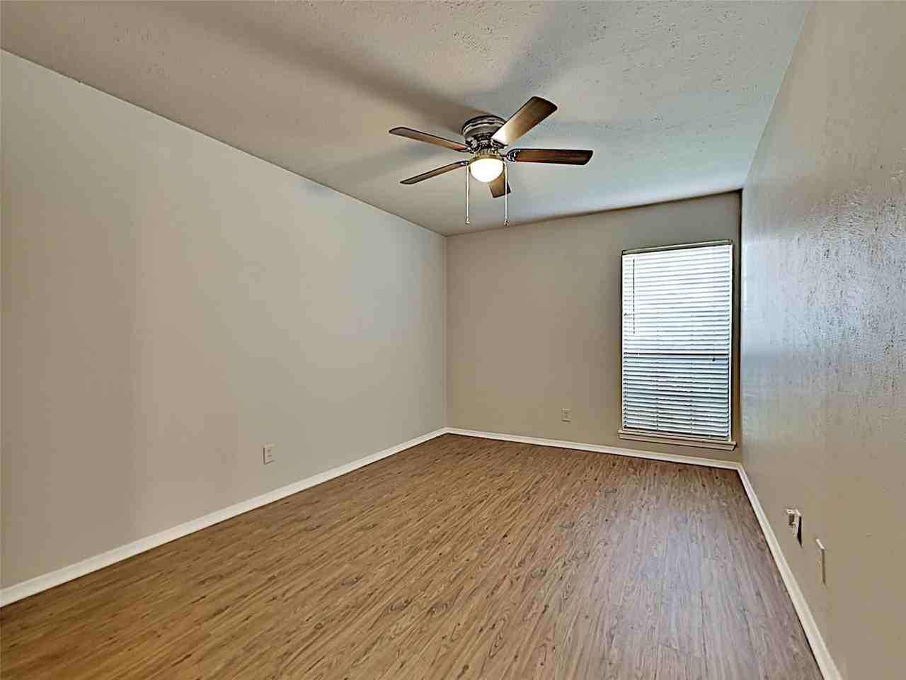 2821 Carnaby Ln - Photo 7 of 10