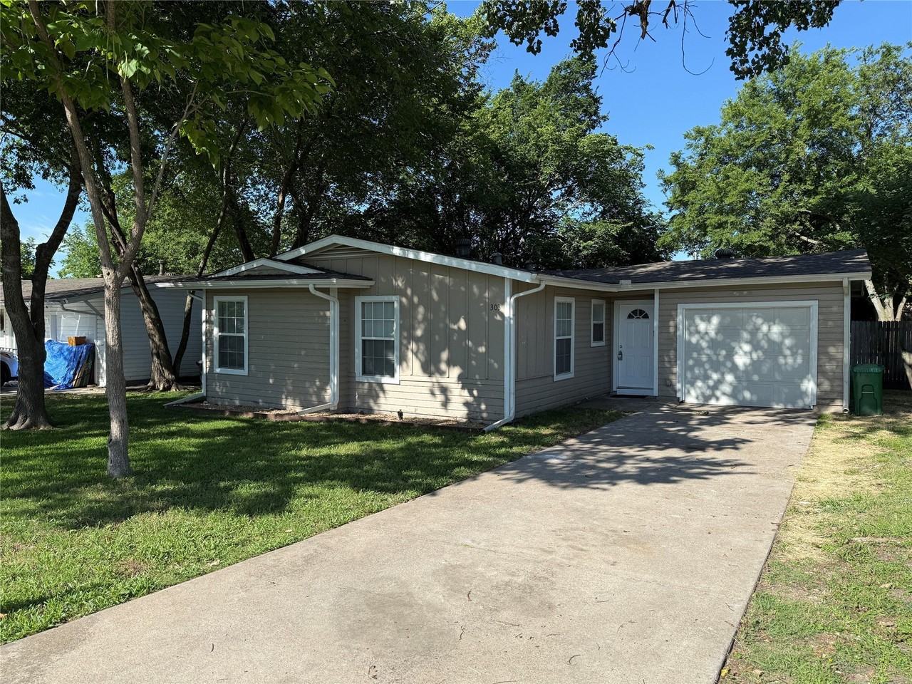 303 Ridgefield Cir - Photo 2 of 17
