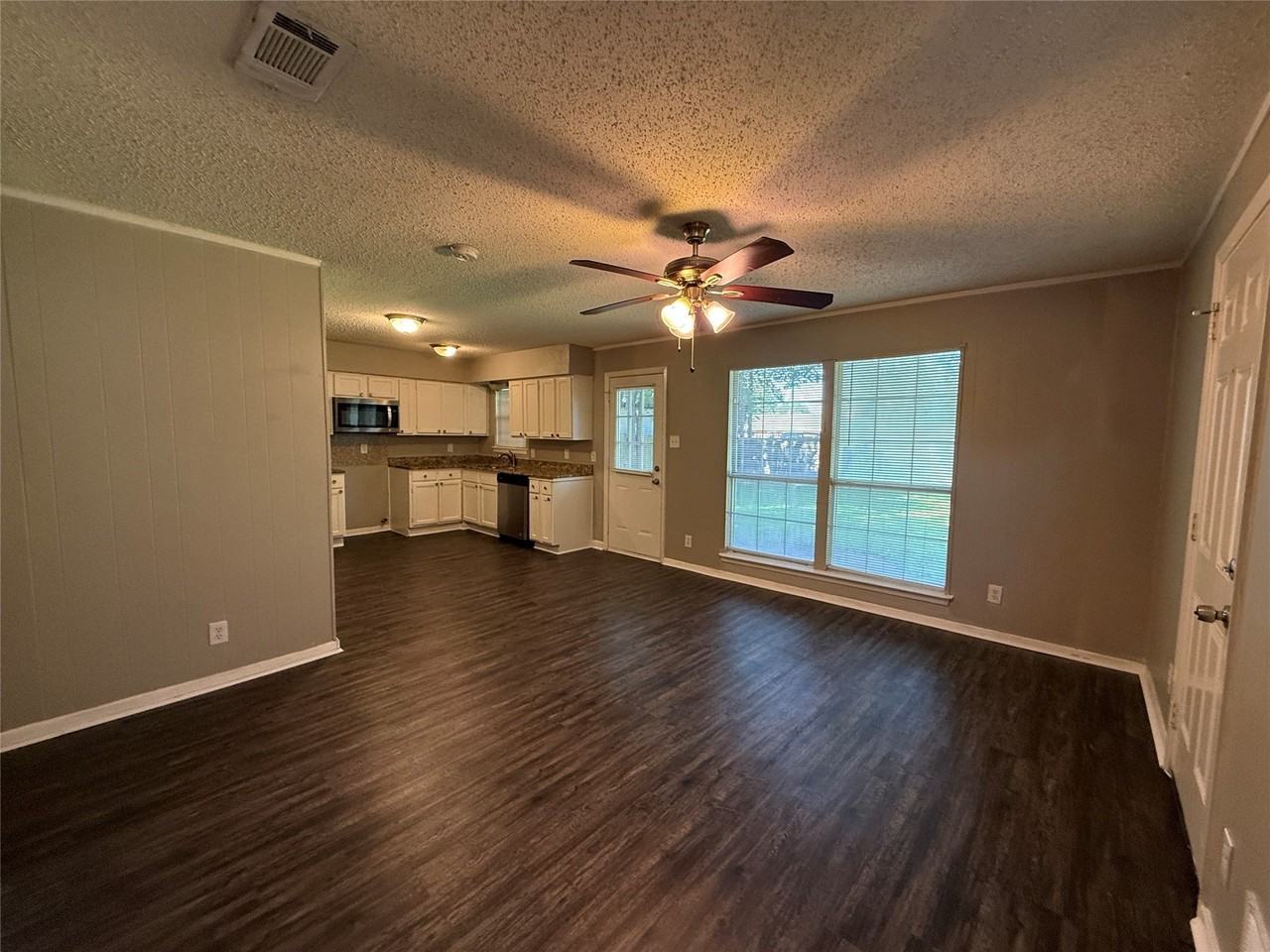 303 Ridgefield Cir - Photo 3 of 17