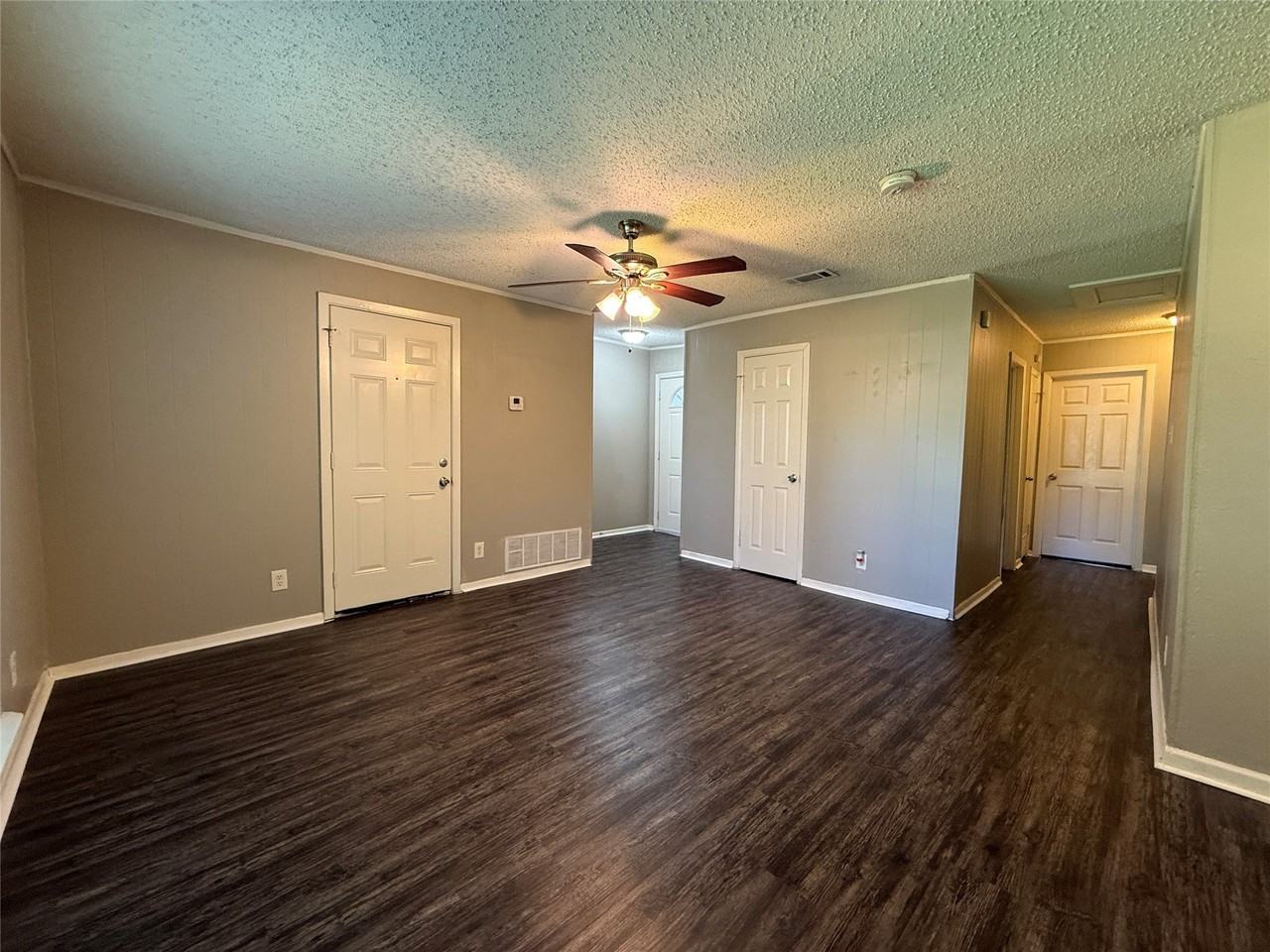 303 Ridgefield Cir - Photo 4 of 17