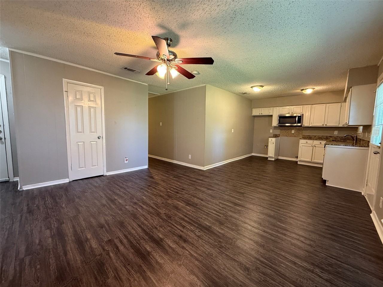 303 Ridgefield Cir - Photo 5 of 17