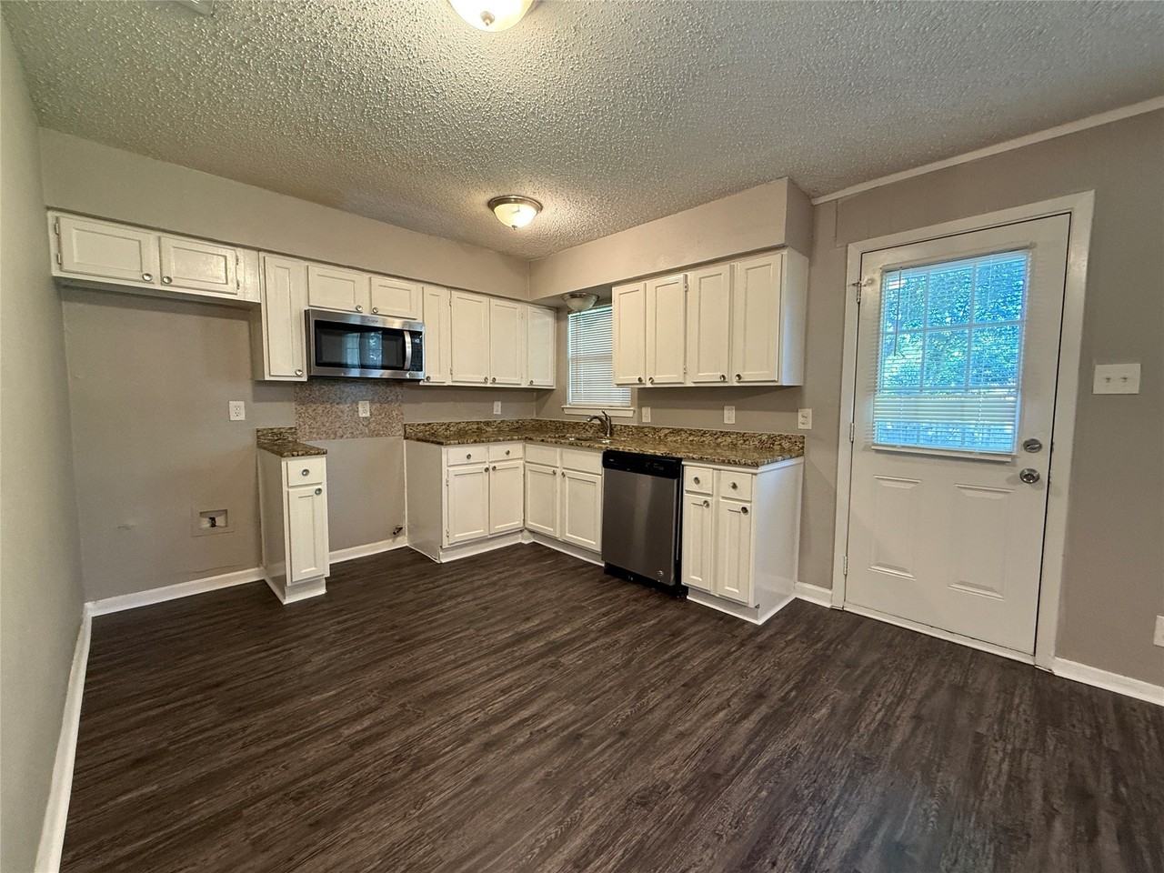 303 Ridgefield Cir - Photo 6 of 17